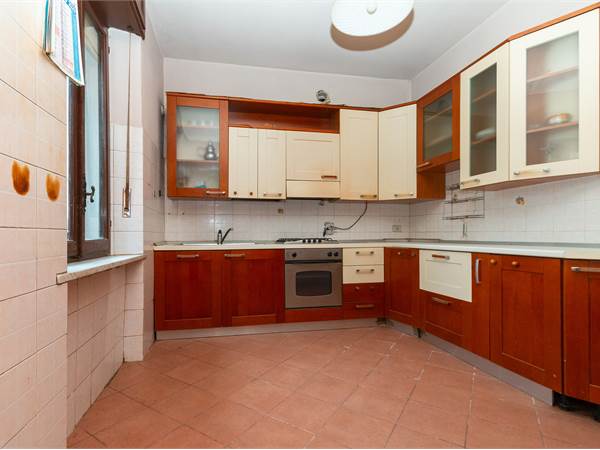 CASA INDIPENDENTE SU TRE LATI CON GIARDINO