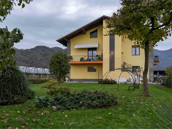 VILLA SINGOLA CON GIARDINO, CORTILE E TETTOIA