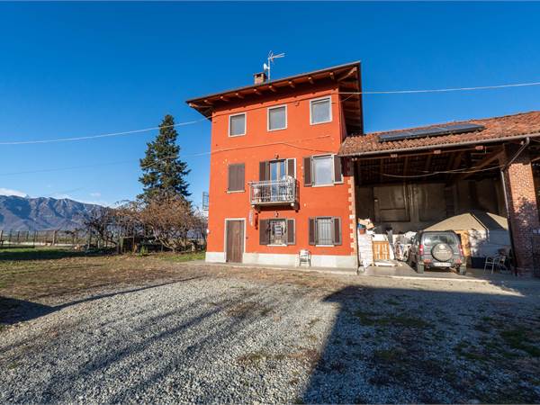 CASA RISTRUTTURATA CON 3000 MQ DI TERRENO