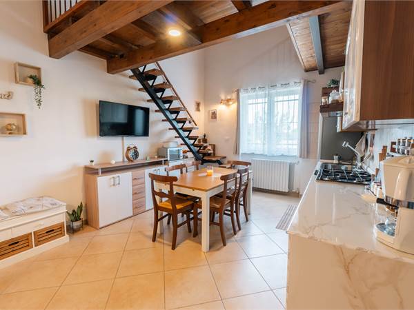 CASA LIBERA SU TRE LATI CON CORTILE PRIVATO E BOX 