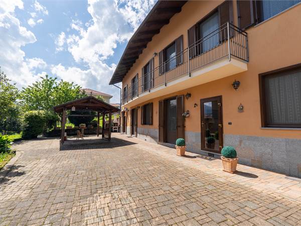 CASA RISTRUTTURATA CON GIARDINO, CORTILE E BOX