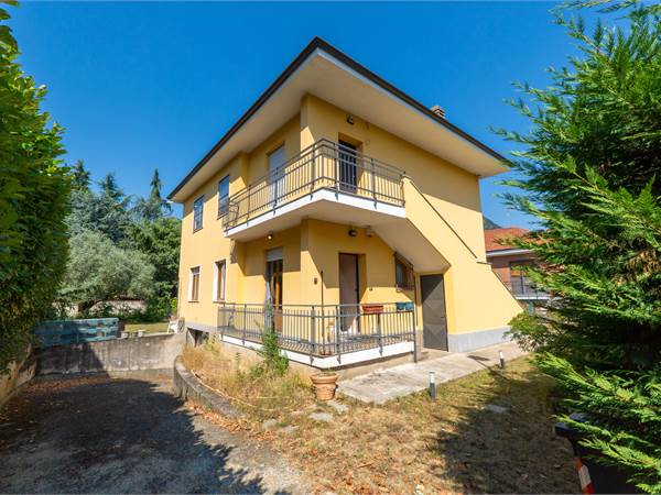 LUMINOSO APPARTAMENTO RISTRUTTURATO IN BIFAMILIARE CON GIARDINO PRIVATO
