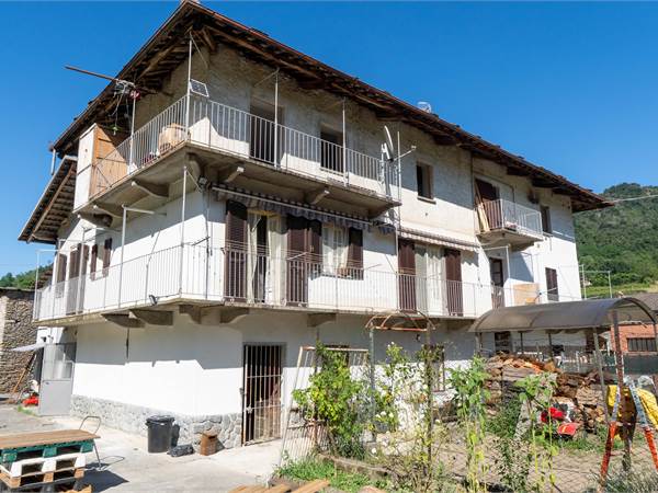 CASA LIBERA SU TRE LATI CON CORTILE