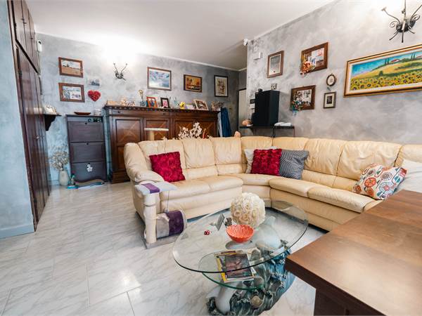 ALLOGGIO RISTRUTTURATO CON PISCINA E CAMPO DA TENNIS CONDOMINIALI