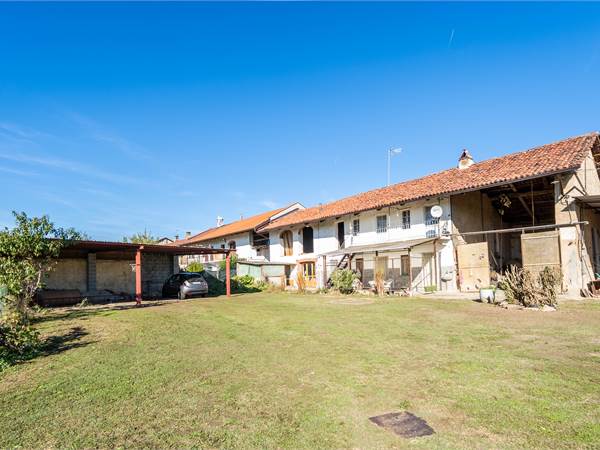 CASALE CON AMPI SPAZI E TERRENO