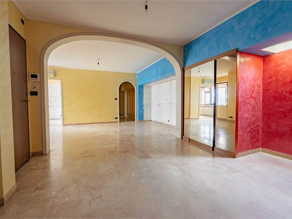 Ampio ultimo piano con vista su Torino