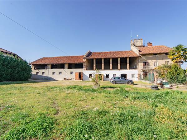 Antico casale abitabile con ampi spazi